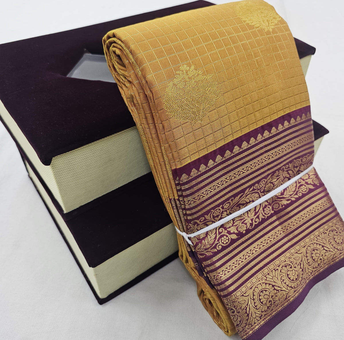 Kanchipuram Blended Vaira Oosi Contrast Silk Saree