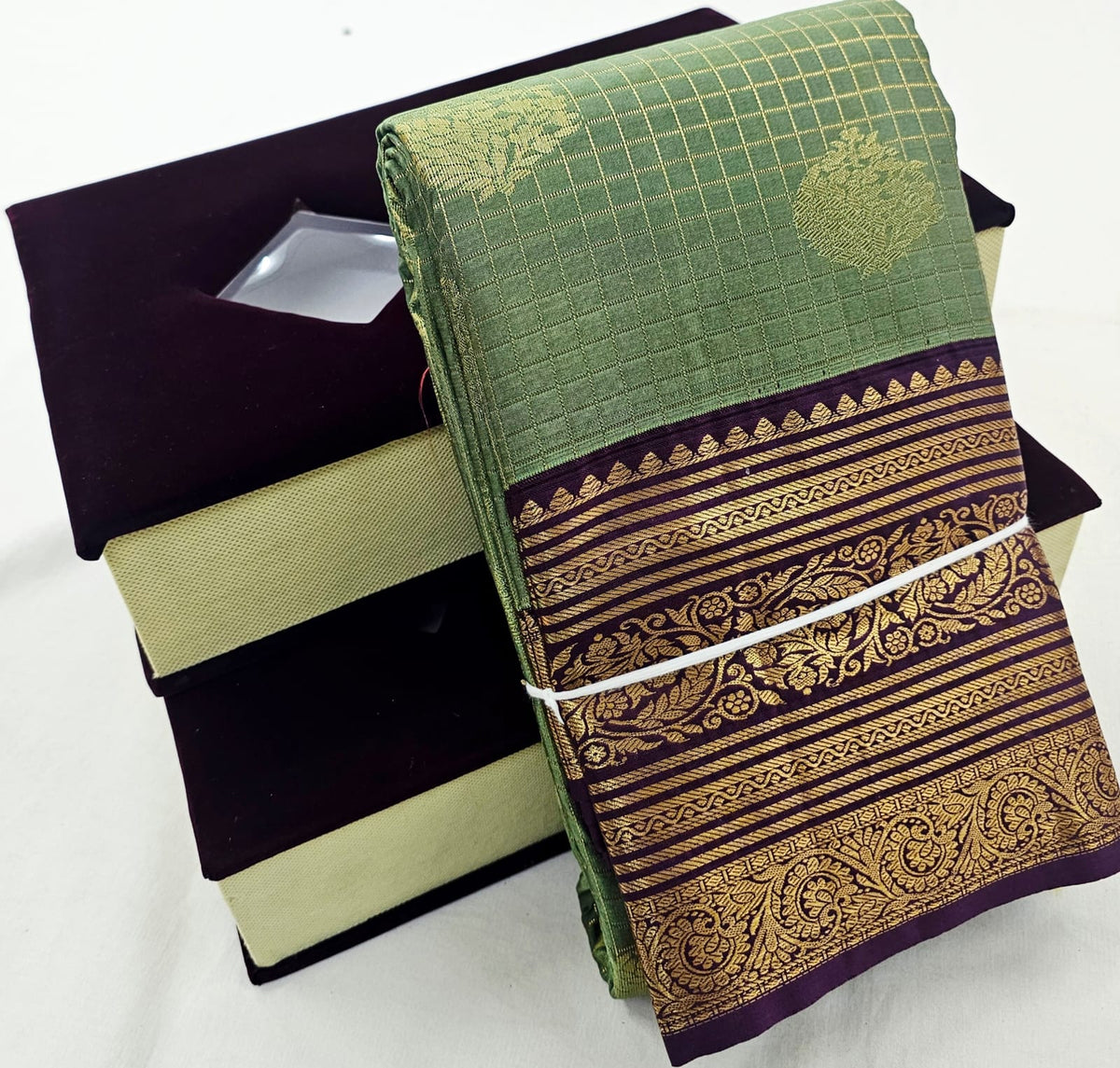 Kanchipuram Blended Vaira Oosi Contrast Silk Saree